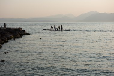 dört rowers bizi bekleyen bir tekne kürek