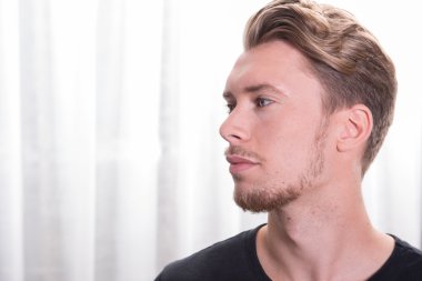 siyah t-shirt ile sportif delikanlı