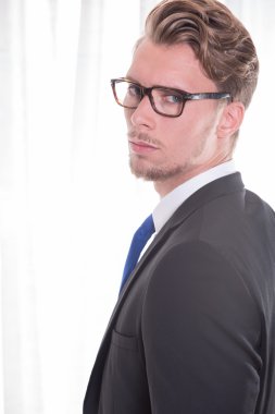 Takım elbise ve kravat portre akıllı genç adam