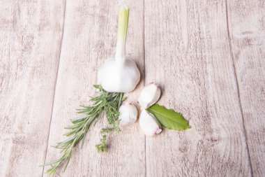 taze sarımsak, kekik, defne, biberiye wodden arka plan üzerinde