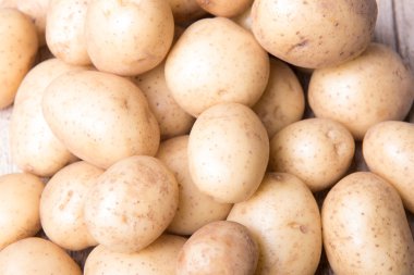 ahşap arka plan üzerinde genç patates