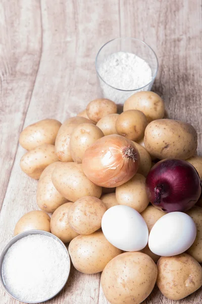Κρεμμύδια, αυγά και πατάτες σε ξύλινα φόντο — Φωτογραφία Αρχείου