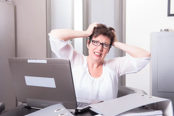 Mulher em seu home office tem momento estressante — Fotografia de Stock