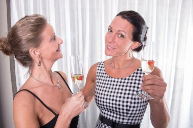 iki çekici kadın - akşam için hazırlanıyor