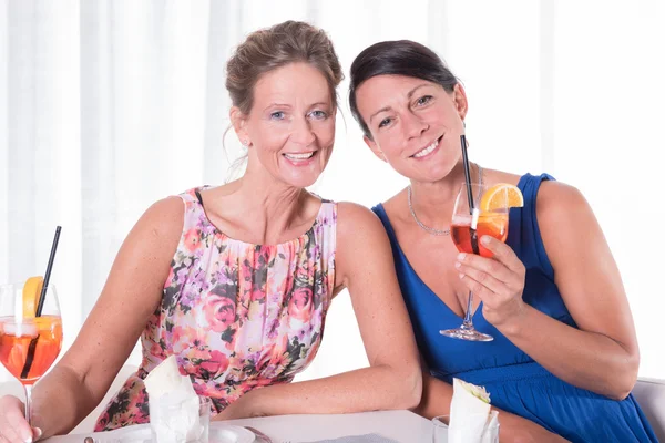 Deux jolies femmes prenant un verre ensemble — Photo