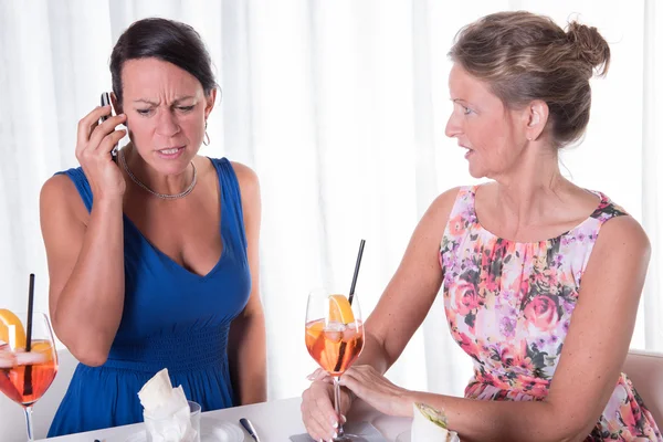 Due donne attraenti - una è preoccupata per la telefonata — Foto Stock