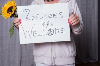 kadın yardımcı mülteciler ağırlıyor