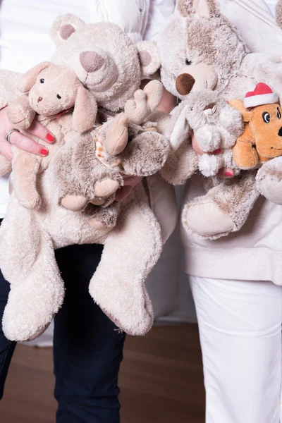 Kadın yardımcıları oyuncaklar mülteci çocuklar için sunuyoruz. — Stok fotoğraf