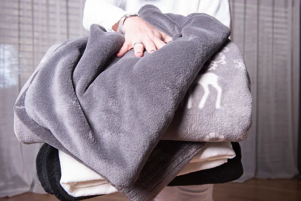 Женщина-помощник приветствует беженцев с теплыми одеялами для холодного близко — стоковое фото