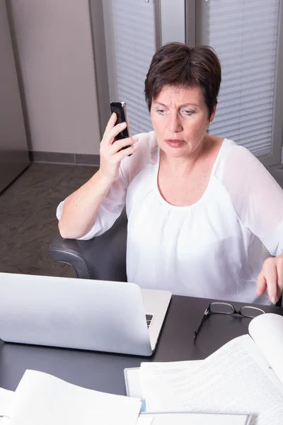 Attraente donna in il suo casa ufficio overworked — Foto Stock