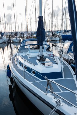 günbatımı üzerinde liman