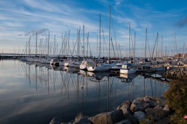 Akşam güneşi limanda tekneler