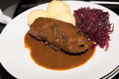 roulades, köfte ve kırmızı lahana