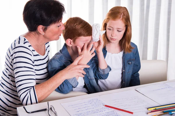 Kleiner Junge wird von Mutter und Schwester getröstet — Stockfoto