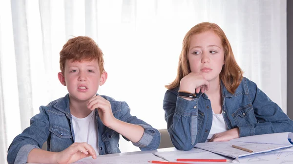 Zwei Kinder ärgern sich bei den Hausaufgaben — Stockfoto