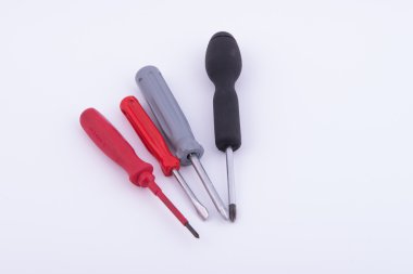 Beyaz arka plan üzerinde dört Tornavidalar