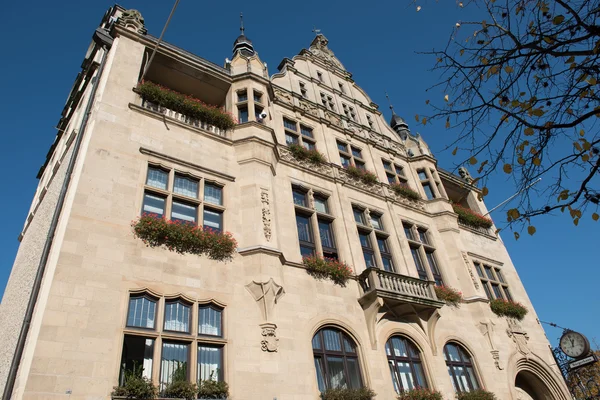 Hildener Rathaus vor blauem Himmel lizenzfreie Stockbilder