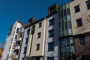 Hilden modern daire evde sonbahar mavi gökyüzünde önce