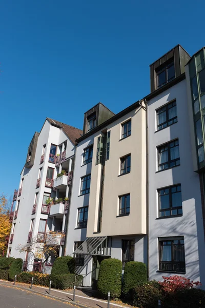 Modern appartement huis in Hilden voordat blauwe hemel in de herfst — Stockfoto