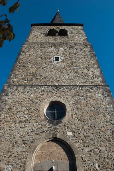 Torre de la iglesia protestante en Hilden antes del cielo azul —  Fotos de Stock