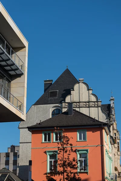 Arquitectura antigua y nueva en Hilden antes del cielo azul — Foto de Stock