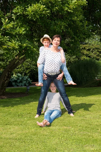 Família feliz se divertindo no jardim — Fotografia de Stock