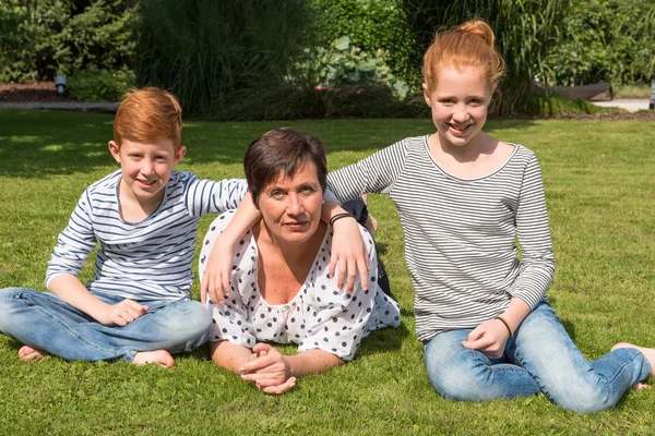 Gelukkige familie plezier in de tuin — Stockfoto