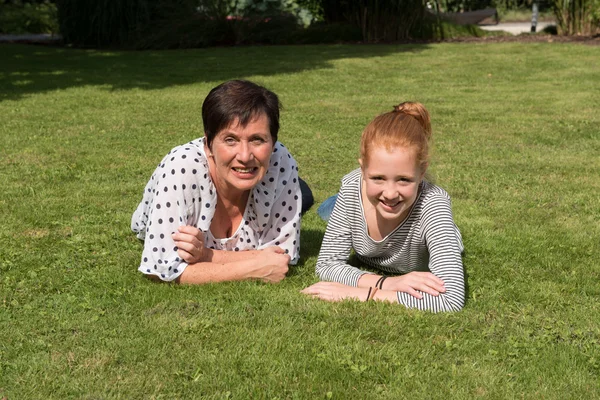 Lyckliga familjen ha roligt i trädgården — Stockfoto