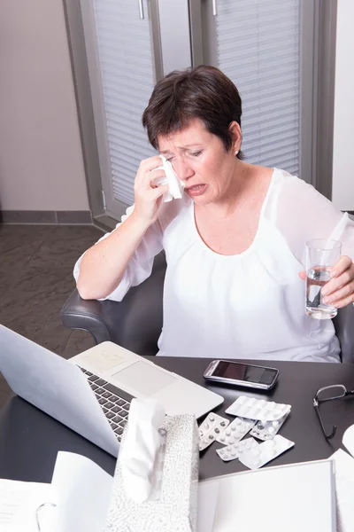 Ev ofisinde tamamen çok çalışan bir kadın portresi