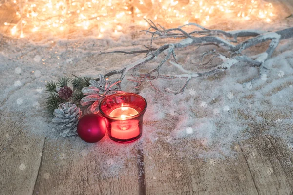 モミと木製の背景にクリスマス ボール カードの概念 — ストック写真