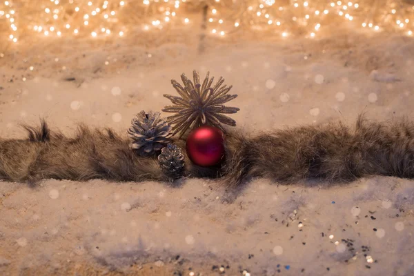 Карточка Концепция с рождественскими шарами на фоне снега — стоковое фото