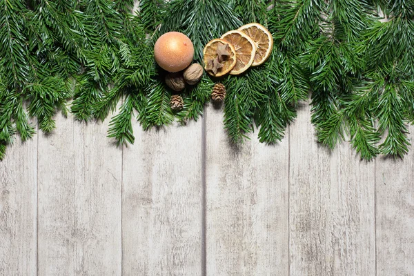 Concetto di biglietto di Natale con abete, palle di Natale — Foto Stock