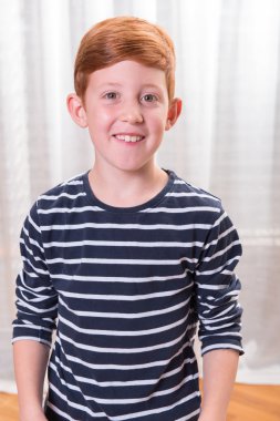 portre küçük çocuk geniş açık gözleri ile mutlu