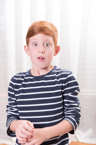 Retrato niño pequeño asustado con los ojos bien abiertos —  Fotos de Stock