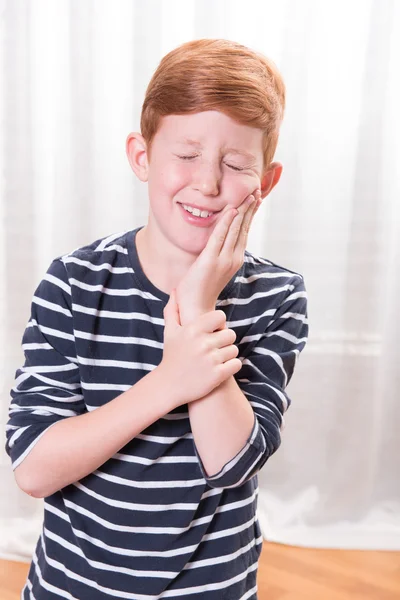 Portriat liten pojke med tand värk — Stockfoto