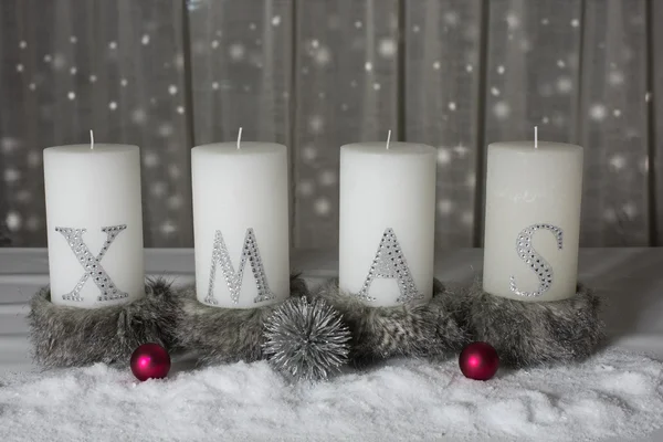 Xmas kaarsen met sneeuw en Spar als achtergrond — Stockfoto