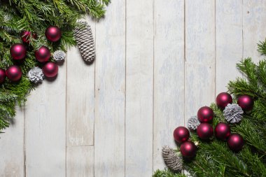 Kart kavramı köknar, Noel topları ve koniler ahşap arka plan üzerinde