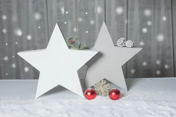 Две звезды с елкой и шишками, стоящими в снегу — стоковое фото