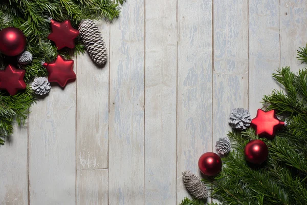 Kart kavramı köknar, Noel topları ve koniler ahşap arka plan üzerinde