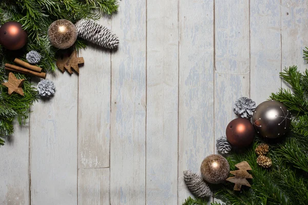 카드 개념 전나무, 크리스마스 공 및 나무 배경에서 콘 — 스톡 사진