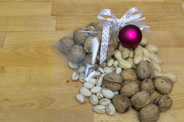 Walnoten verpakt als een geschenk samen met andere noten — Stockfoto