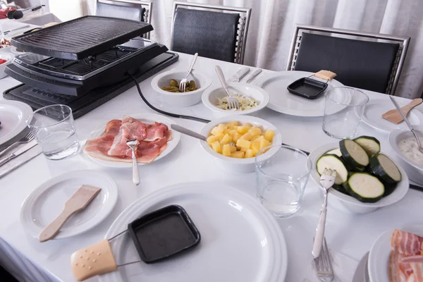 Middagsbordet förberedde raclette med vänner — Stockfoto