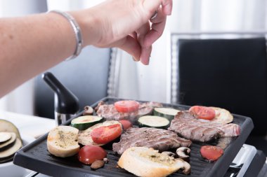 biftek, sarımsaklı ekmek ve raclette pişirme mantar