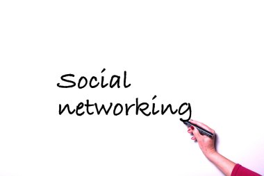 kadın eli kalem arama sosyal ağ yazma beyaz tahta üzerinde ile