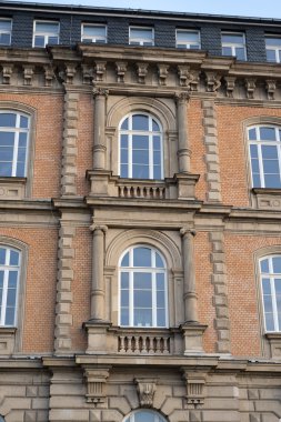 Duesseldorf Oldtown gün batımı sırasında cephe