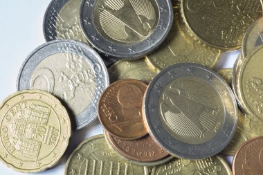 Beyaz arka plan üzerinde çizikler ile Euro coins kullanılan