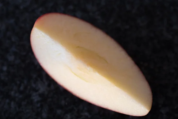 Tranche de pomme fraîchement coupée sur fond noir — Photo