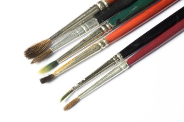 Beyaz arka plan üzerinde izole kullanılan Boya fırçaları