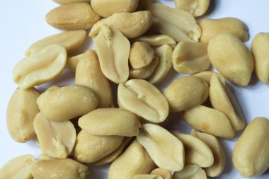 kavrulmuş fıstık beyaz bir arka plan üzerinde yalan