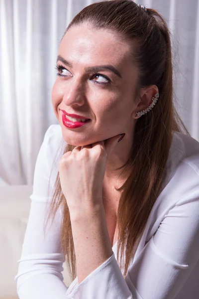 Retrato de una hermosa mujer sonriendo a la luz — Foto de Stock